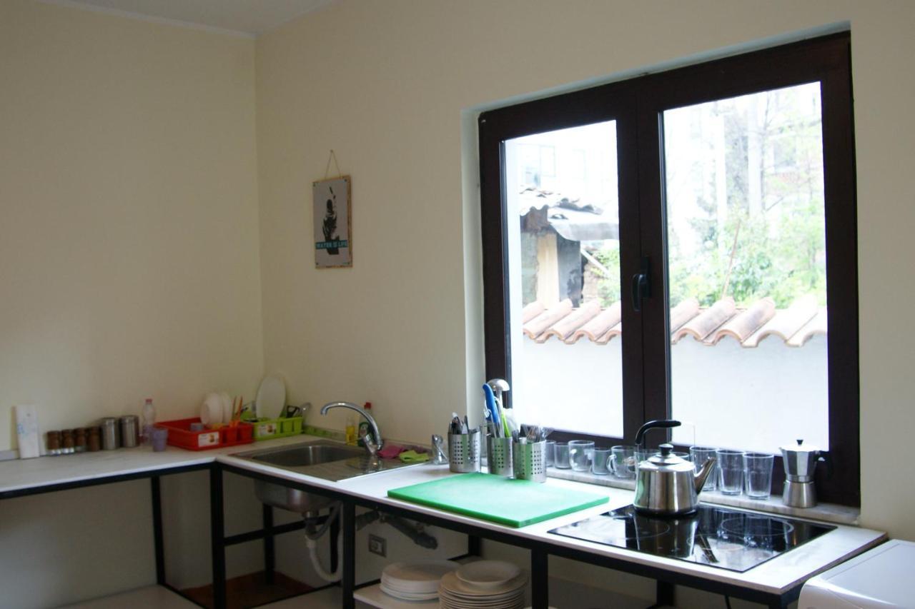 The Golden Rooster Hostel ติรานา ภายนอก รูปภาพ
