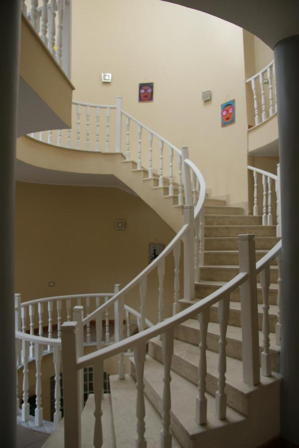 The Golden Rooster Hostel ติรานา ภายนอก รูปภาพ