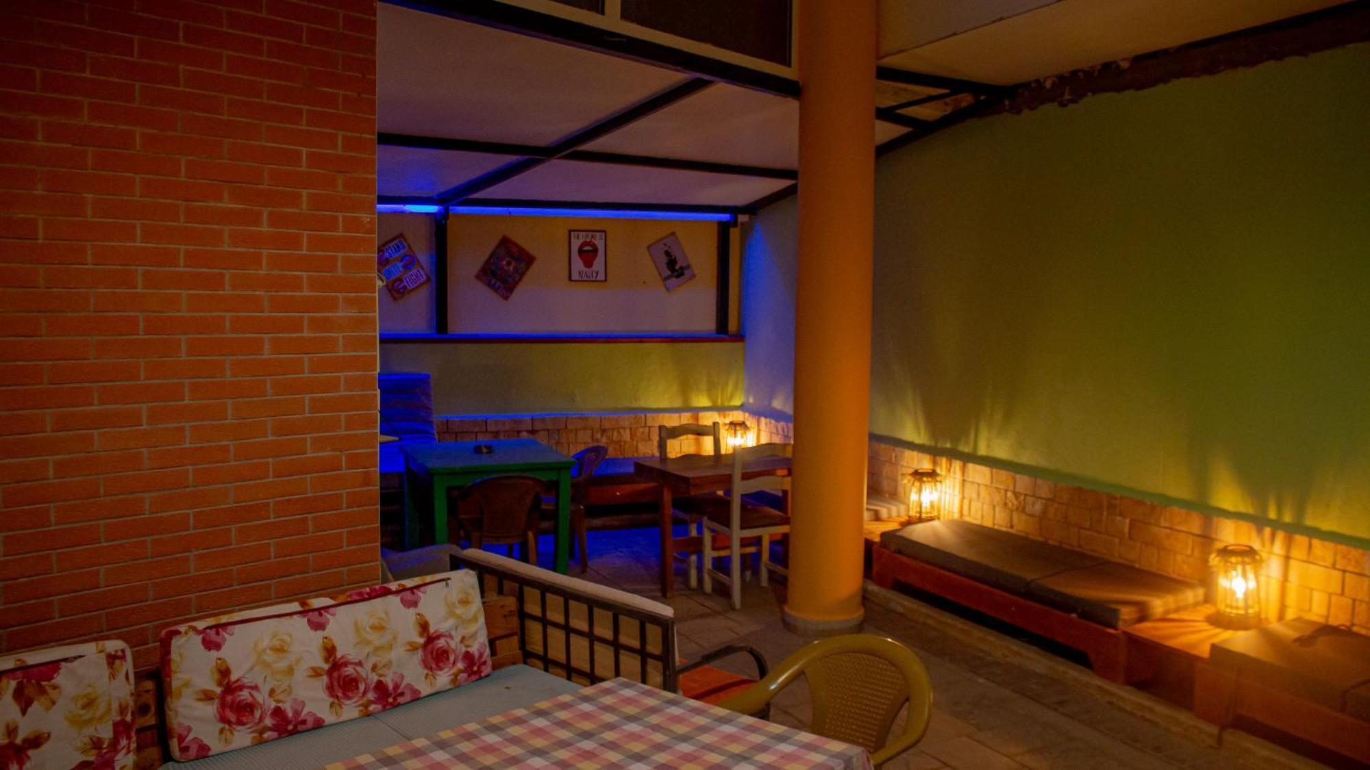 The Golden Rooster Hostel ติรานา ภายนอก รูปภาพ