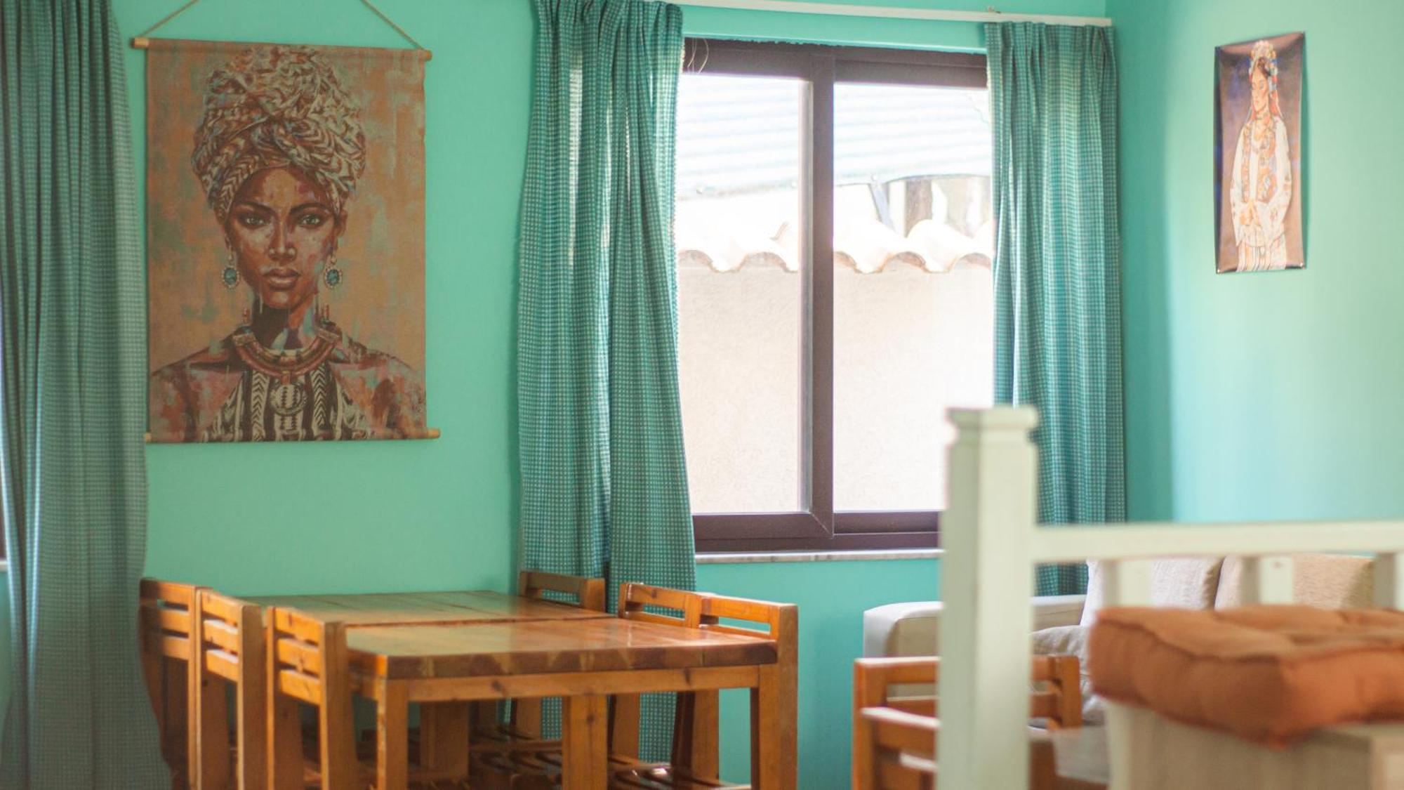 The Golden Rooster Hostel ติรานา ภายนอก รูปภาพ