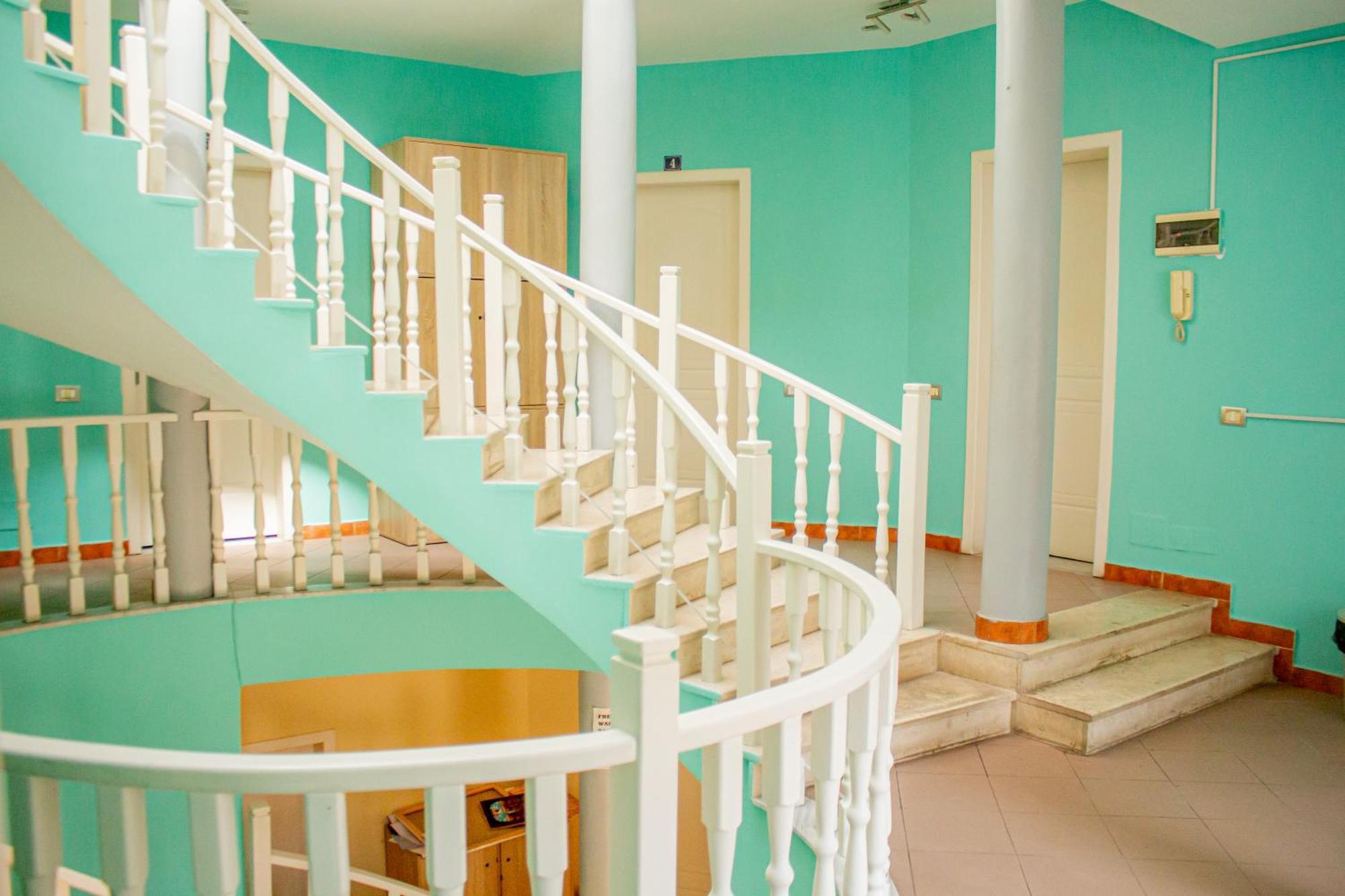 The Golden Rooster Hostel ติรานา ภายนอก รูปภาพ